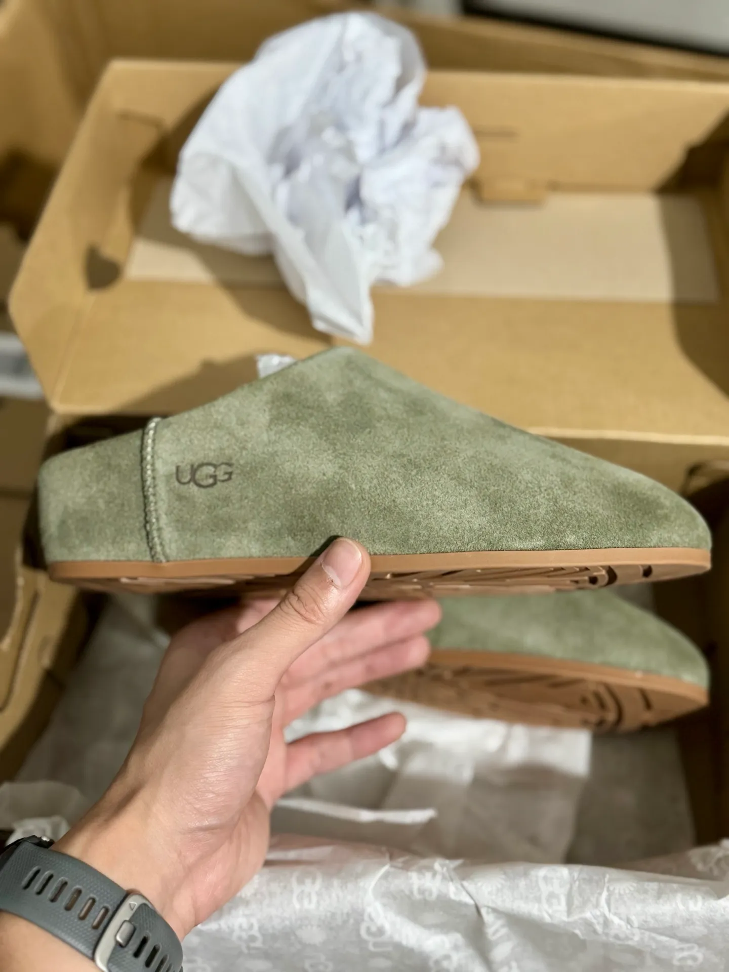 Self-pickup 💰440 Guangzhou original grade ❗️UGG Elea Slip-On Thin slip-on 1171390 Indoor slip-on lazy shoes Independent original development outsole Cashmere insole Keep warm in winter Shoe body material Water-repellent coated suede upper 17mm UGGPURE implanted wool insole Lightweight non-slip comfortable rubber outsole Full package # Size: 35 36 37 38 39 40